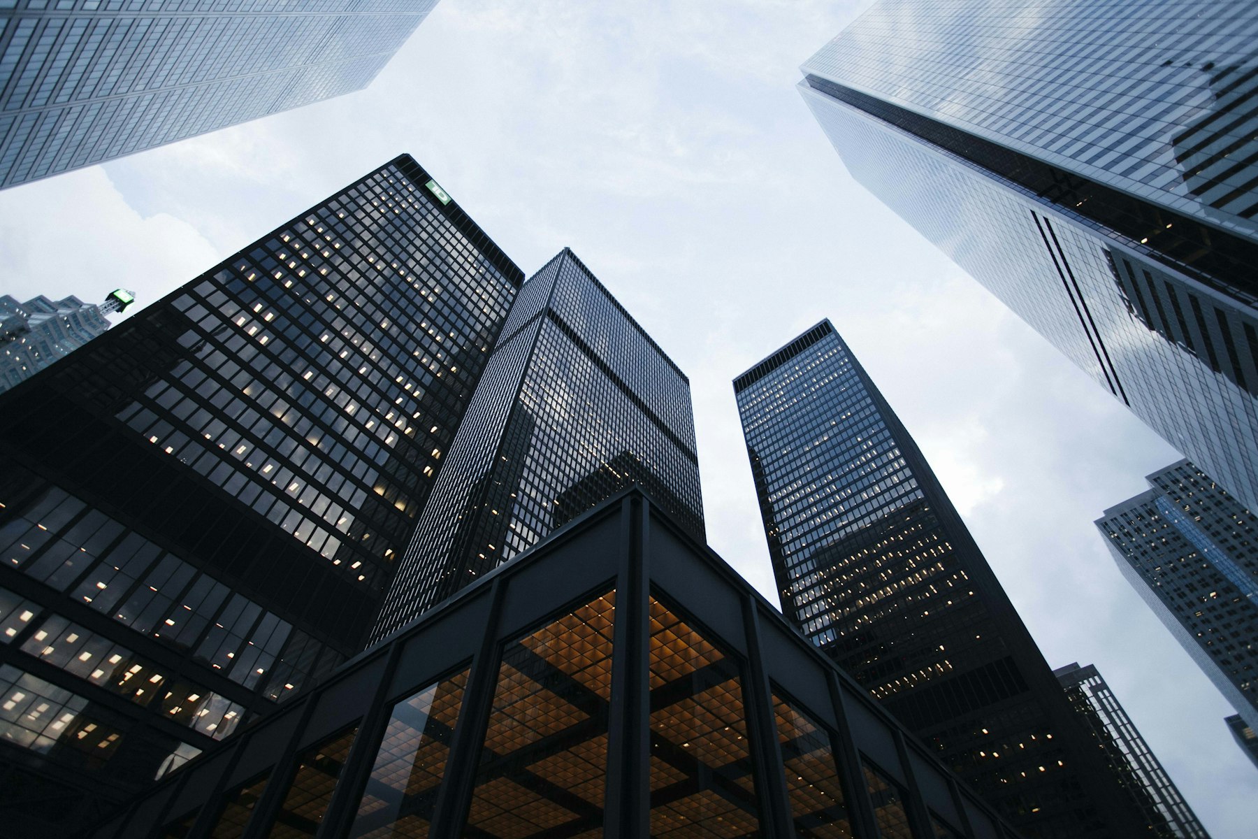 Entorno corporativo de trabajo financiero en Ecuador